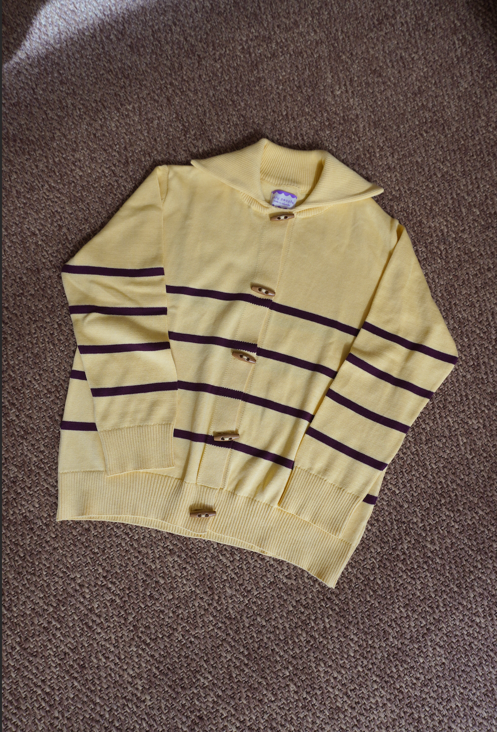 sweater botones madera amarillo GARAGE SALE