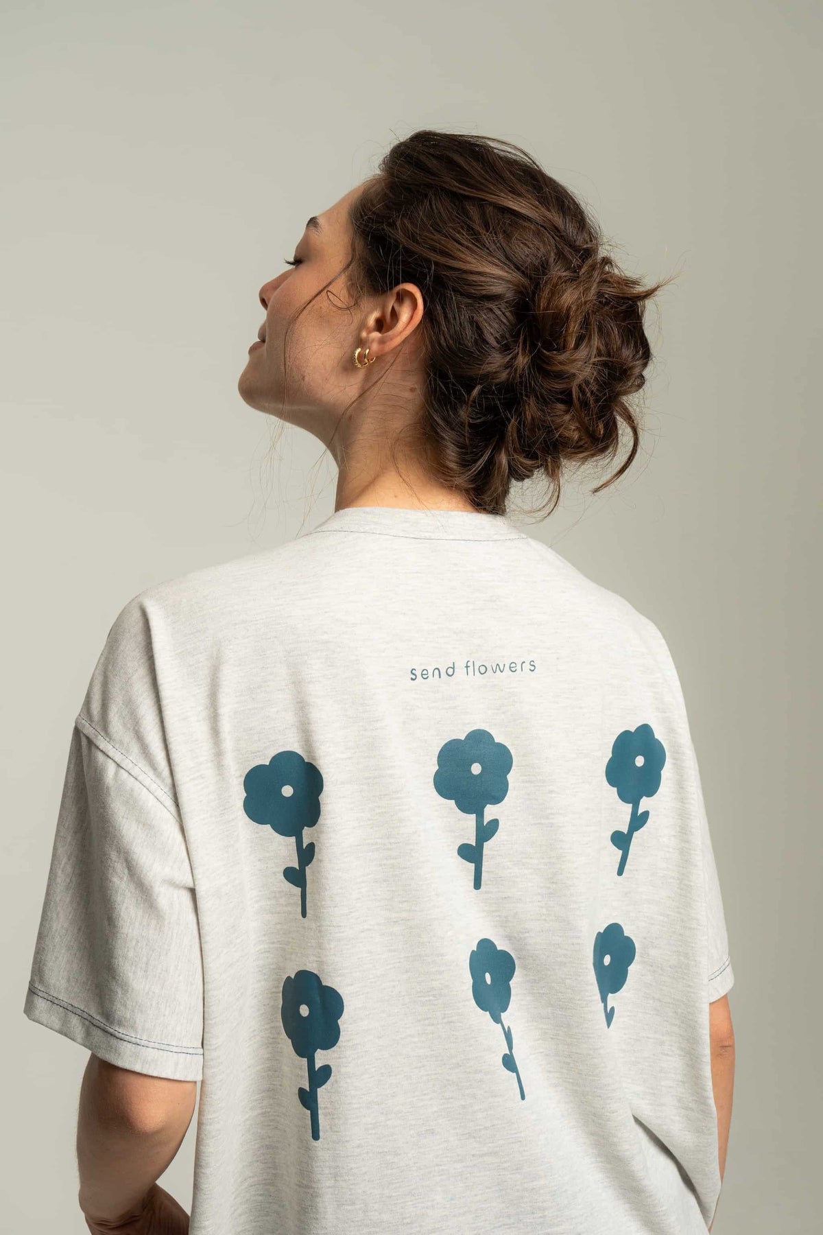 Camiseta send flowers - gris jaspe