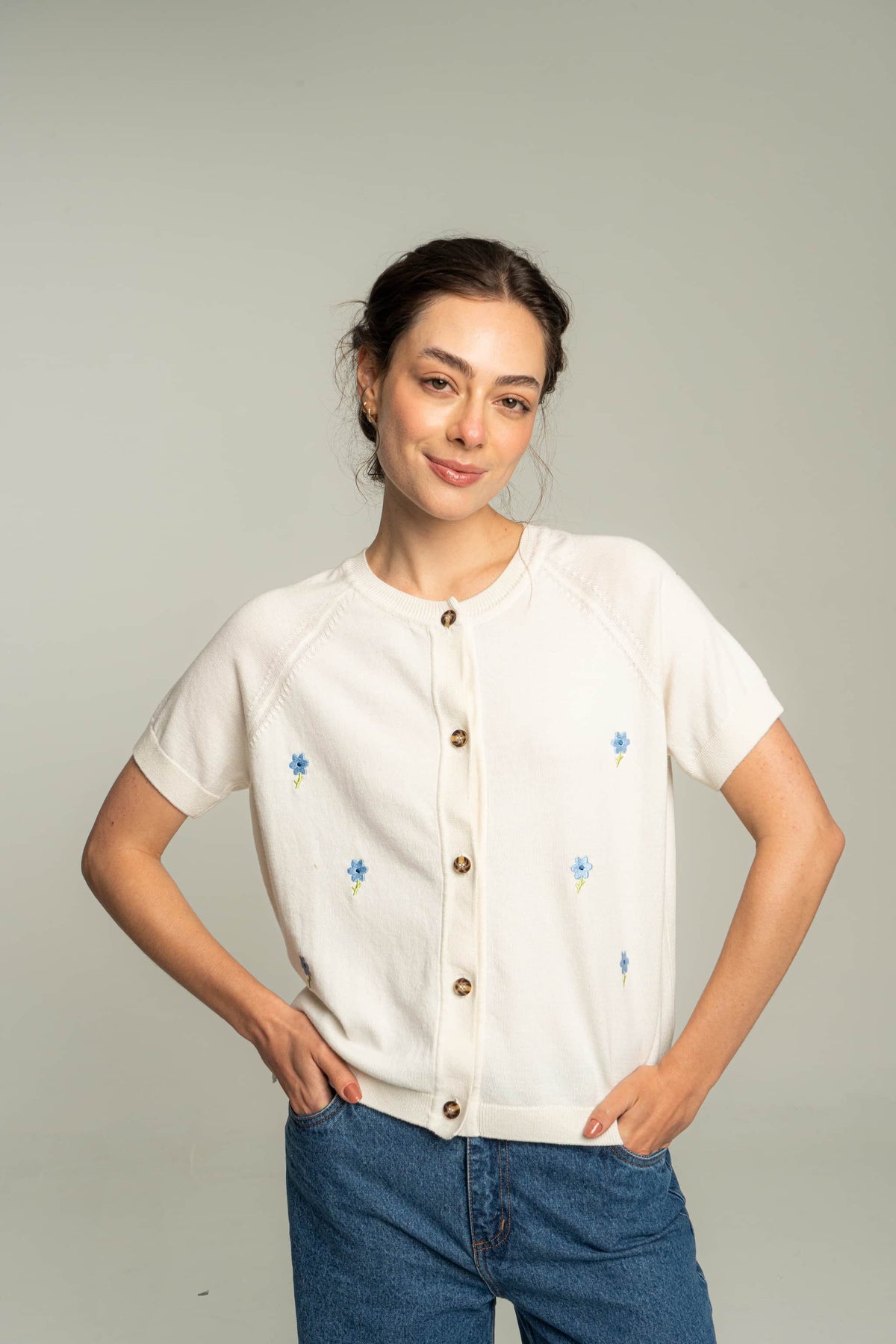 Cardigan corto flores bordadas - crudo