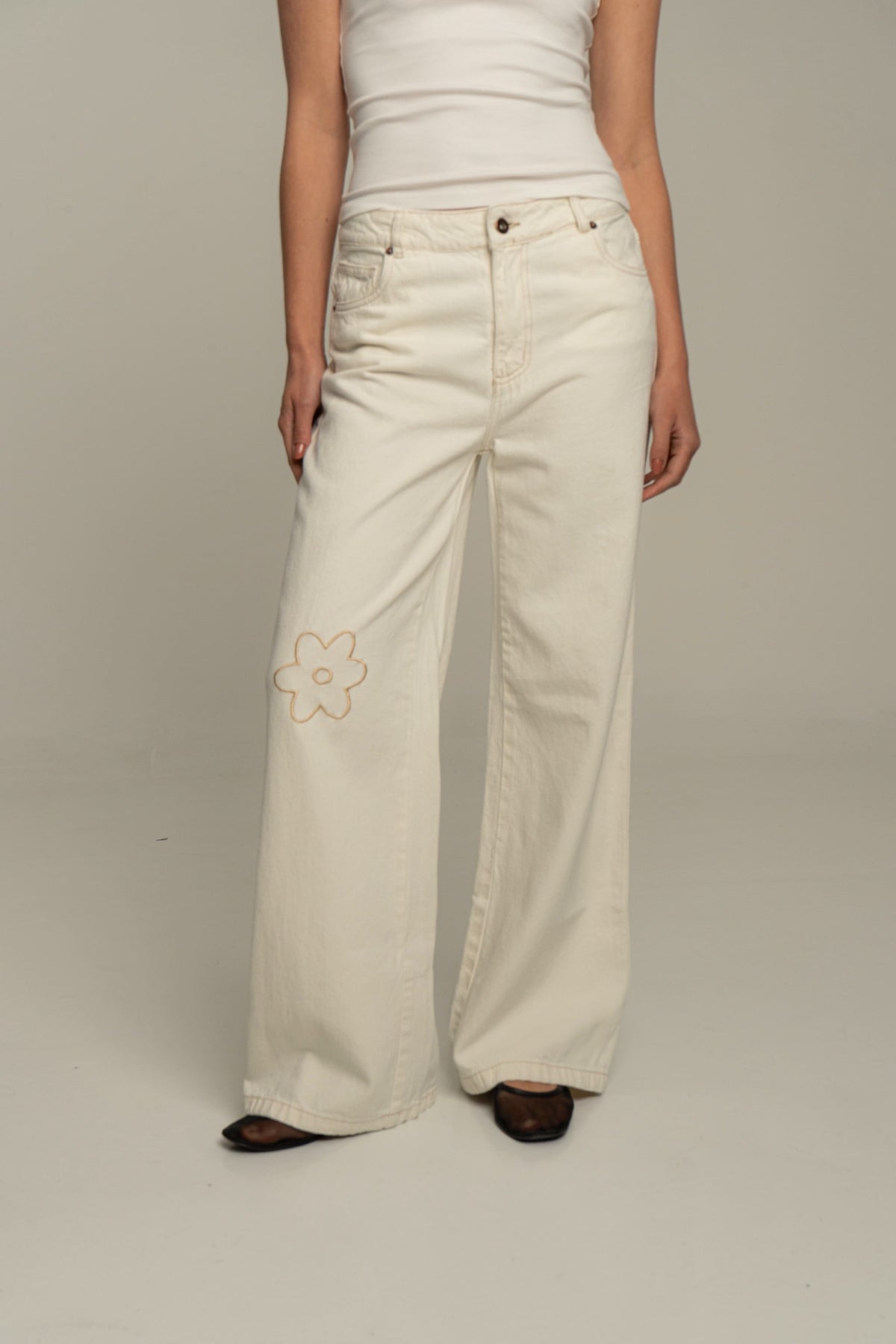 Jeans Flor Bordada Crudo