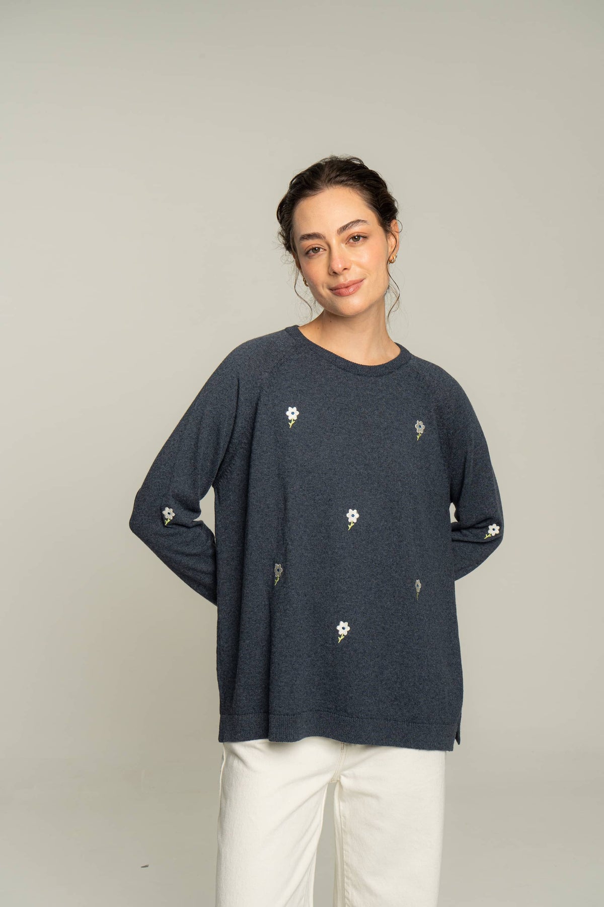 Sweater flores bordadas - azul petróleo