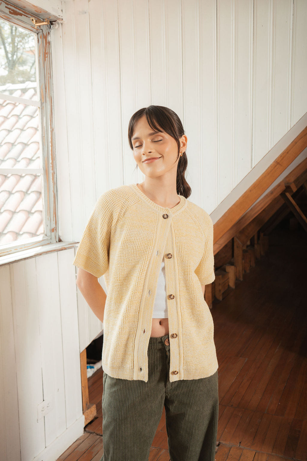 short cardigan perlado amarillo