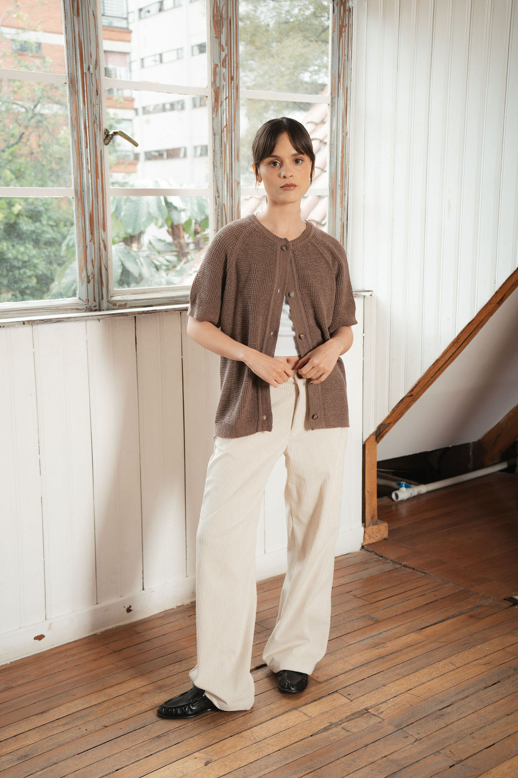short cardigan perlado café