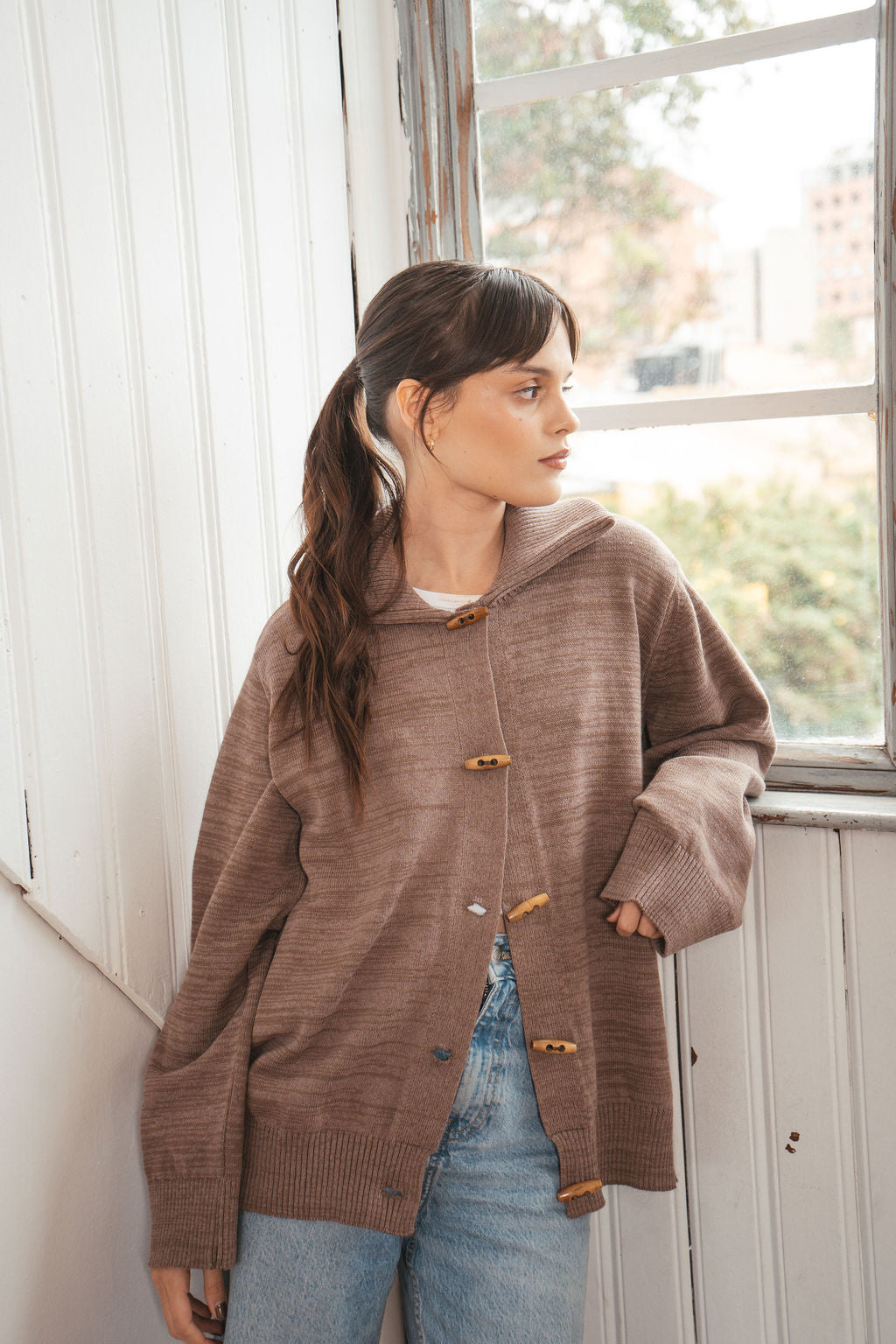 sweater botones madera café