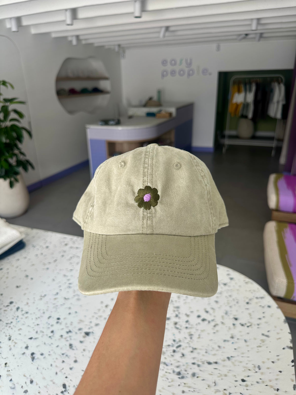 gorra flor bordada - caqui