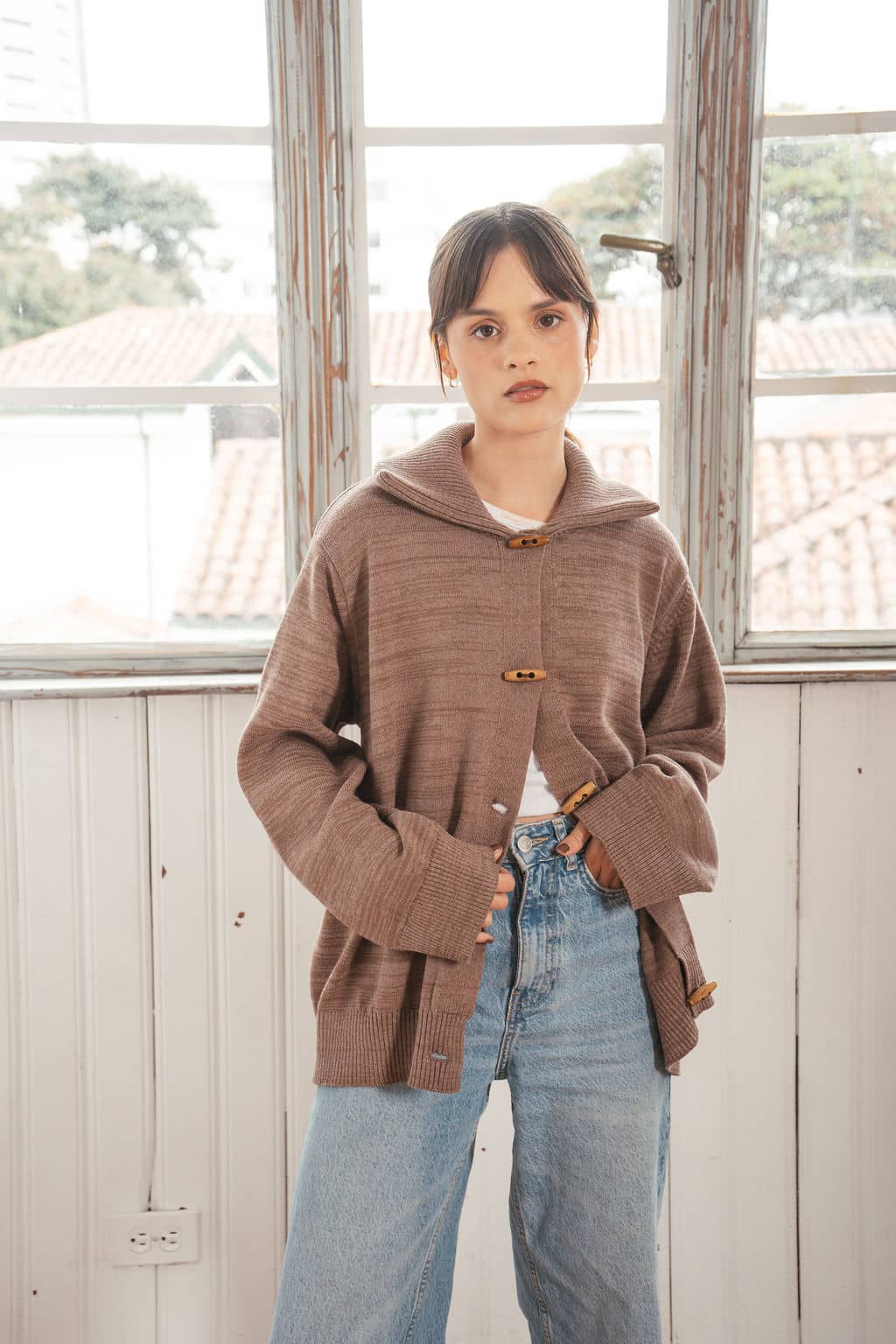 sweater botones madera café